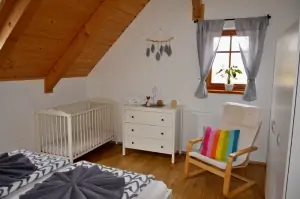 apartmán č. 4 - ložnice s dvojlůžkem a dětskou postýlkou