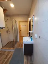 apartmán č. 3 - koupelna se sprchovým koutem, umyvadlem a WC