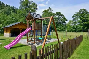 pro děti je na zahradě trampolína (průměr 5 m), houpačky a skluzavka
