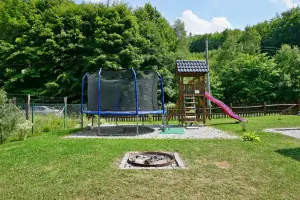 pro děti je na zahradě trampolína (průměr 5 m), houpačky a skluzavka