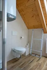 apartmán č. 4 - koupelna se sprchovým koutem, umyvadlem a WC