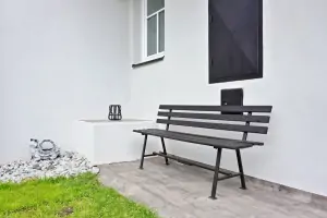 lavička na dvoře