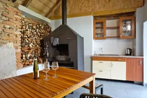 grilovna - místnost s posezením, zabudovaným grilem a zahradní kuchyňkou
