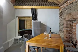 grilovna - místnost s posezením, zabudovaným grilem a zahradní kuchyňkou