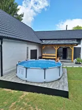 kruhový nadzemní bazén na dvoře