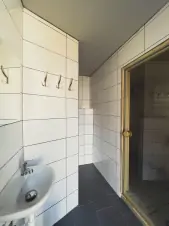 Koupelna a vstup do sauny