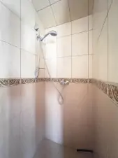 Sprchový kout je umístěn v obytném pokoji