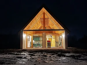chata Kostelní Radouň s proskleným štítem nabízí pronájem pro max. 4 až 5 osob