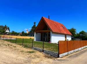 chata Kostelní Radouň leží v oplocené zahradě - na pozemku se dolaďují poslední zahradnické práce