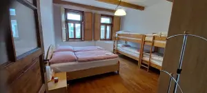apartmán č. 1 - ložnice s dvojlůžkem a 2 patrovými postelemi