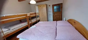 apartmán č. 1 - ložnice s dvojlůžkem a 2 patrovými postelemi