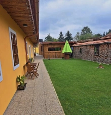 travnatý dvůr chalupy