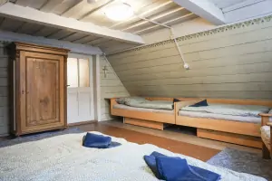 ložnice s dvojlůžkem a 2 samostatnými lůžky v podkroví
