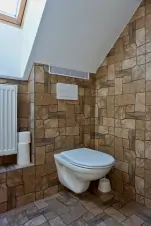 koupelna se sprchovým koutem, umyvadlem a WC v podkroví (koupelna č. 1)