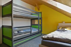 ložnice s patrovou postelí a lůžkem v podkroví