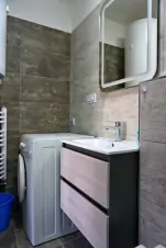 mezonetová část chalupy - koupelna se sprchovým koutem, umyvadlem, WC a pračkou