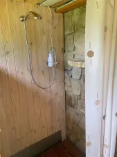 sprchový kout v tábornické venkovní koupelně