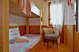 průchozí ložnice s patrovou postelí