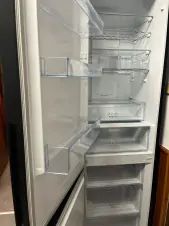 lednička s mrazákem v kuchyni