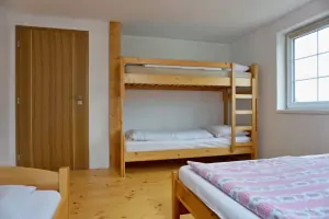 ložnice s dvojlůžkem, lůžkem a patrovou postelí v podkroví
