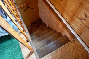 schody do podkrovní otevřené ložnice