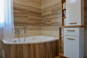 koupelna s vanou, sprchovým koutem, 2 umyvadly a pračkou se sušičkou