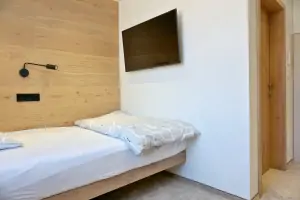 ložnice s 1 lůžkem a TV v prvním patře (ložnice č. 3)