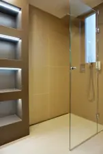 koupelna se sprchovým koutem, umyvadlem a WC v prním patře