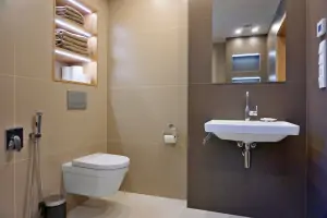 koupelna se sprchovým koutem, umyvadlem a WC v prním patře