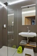 koupelna se sprchovým koutem, umyvadlem a WC u obytné místnosti
