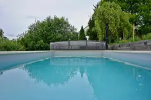 zapuštěný bazén (6 x 3 x 1,2 m)