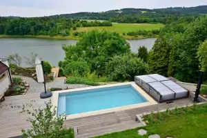 zapuštěný bazén a výhled na přehradu Letovice