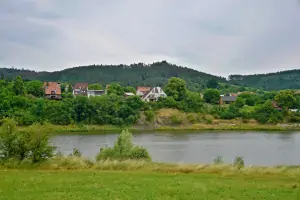 pohled na rekreační dům Lazinov přes vodní nádrž Letovice
