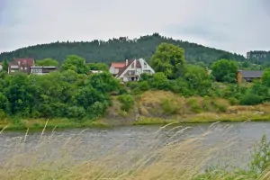 pohled na rekreační dům Lazinov přes vodní nádrž Letovice