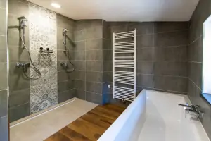 koupelna s vanou, sprchovým koutem se 2 sprchami, umyvadlem a WC v podkroví