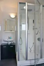 koupelna s hydromasážním sprchovým koutem, umyvadlem a WC v přízemí