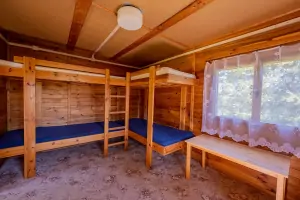 interiér chatek - v chatce jsou vždy 2 patrové postele