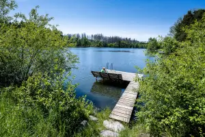 Níhovský rybník se nachází jen 50 m od rekreačního areálu - možnost přírodního koupání