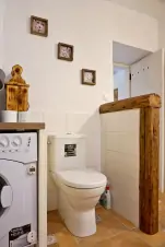 koupelna se sprchovým koutem, umyvadlem, wc a pračkou