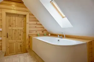 vana v koupelně v podkroví