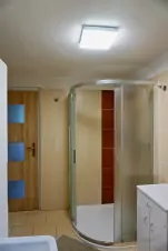 koupelna se sprchovým koutem, umyvadlem a wc
