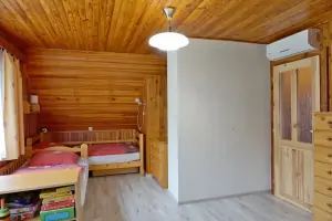 ložnice s dvojlůžkem, 3 lůžky a dětskou postýlkou