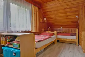 ložnice s dvojlůžkem, 3 lůžky a dětskou postýlkou