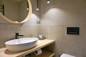 samostatné WC s umyvadlem