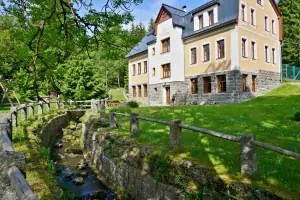 rekreační dům Josefův Důl - Karlov leží v malebné horské lokalitě u lesa a horského potoka