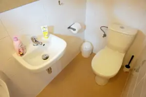 samostatné WC u společenské místnosti a kuchyně