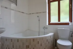 koupelna u ložnice s dvojlůžkem a lůžkem v přízemí