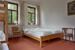 ložnice s dvojlůžkem, lůžkem a patrovou postelí v přízemí
