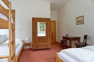 ložnice s dvojlůžkem, lůžkem a patrovou postelí v přízemí