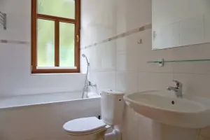 koupelna u ložnice s dvojlůžkem, lůžkem a patrovou postelí v přízemí
